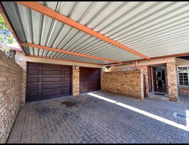 3 BEDROOM TOWNHOUSE FOR SALE IN SINOVILLE